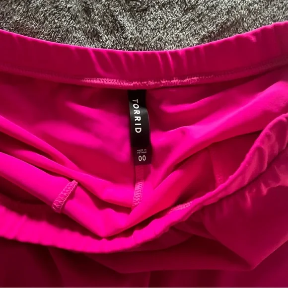 Torrid 00 Hot Pink Flared Skort with pockets on side of shorts - Picture 2 of 5